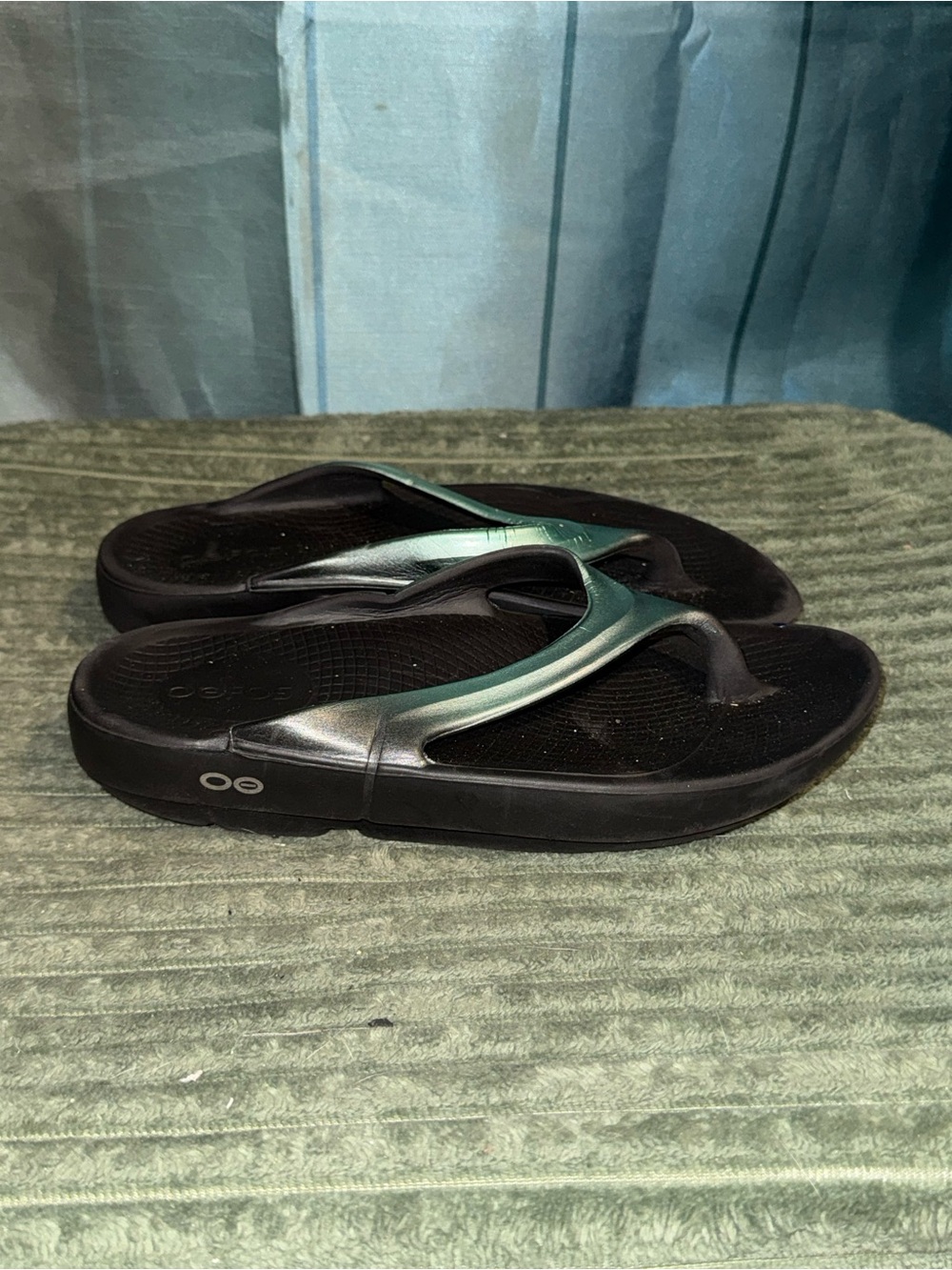 OOFOS Women's Black with Teal Strap OOlala Sandals